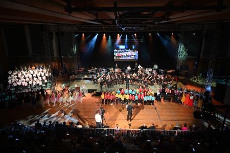 Zaključna scena vseh nastopajočih